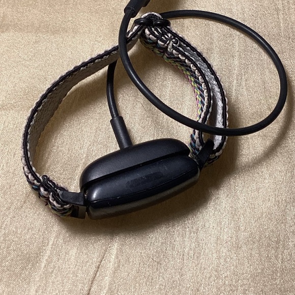 Fitbit Inspire with 4 bands and charger WORKS GREAT - Picture 4 of 4